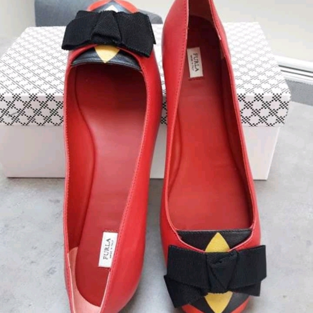 A pair of shoe